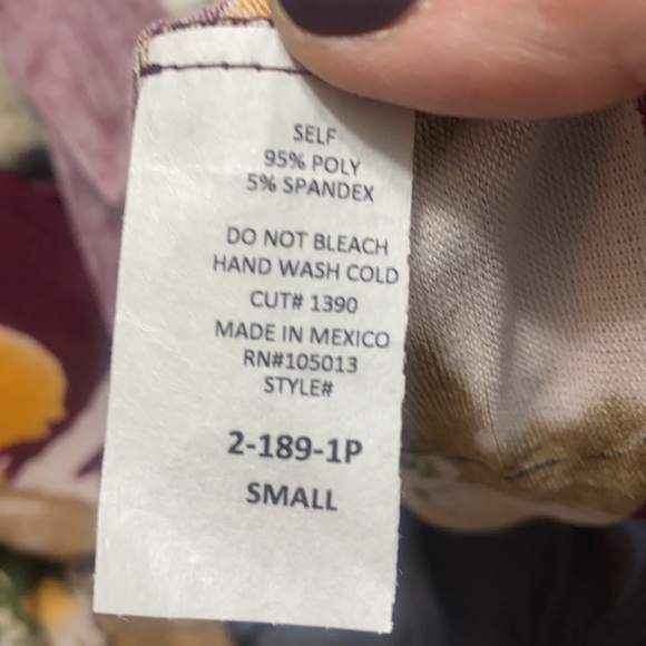 Andree by Unit top sz S, cowl-neck, wine floral - Picture 5 of 5